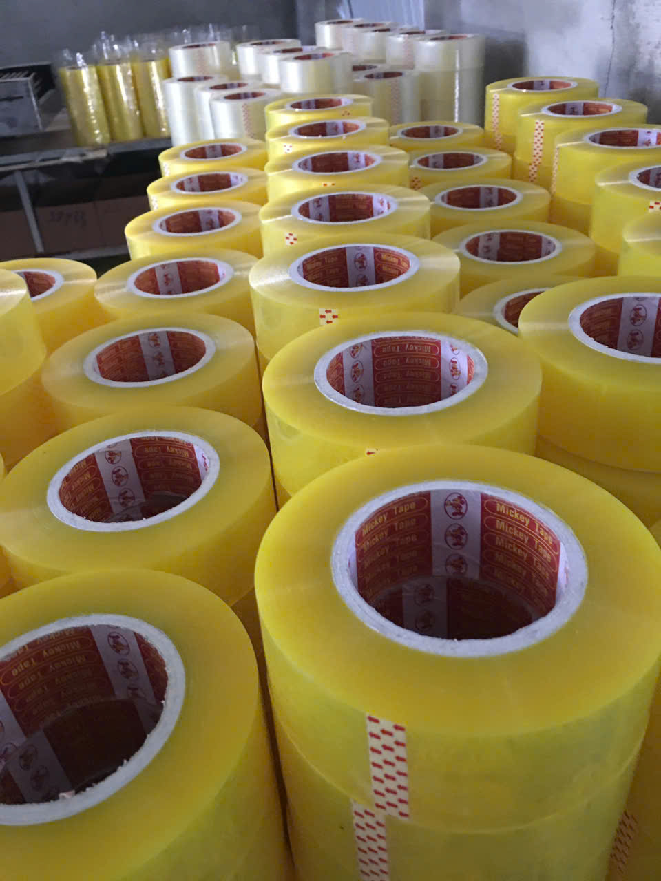 Băng Dính Vàng Đục Dán Thùng Carton Xuất Khẩu – Bảo Hộ Phục Hưng