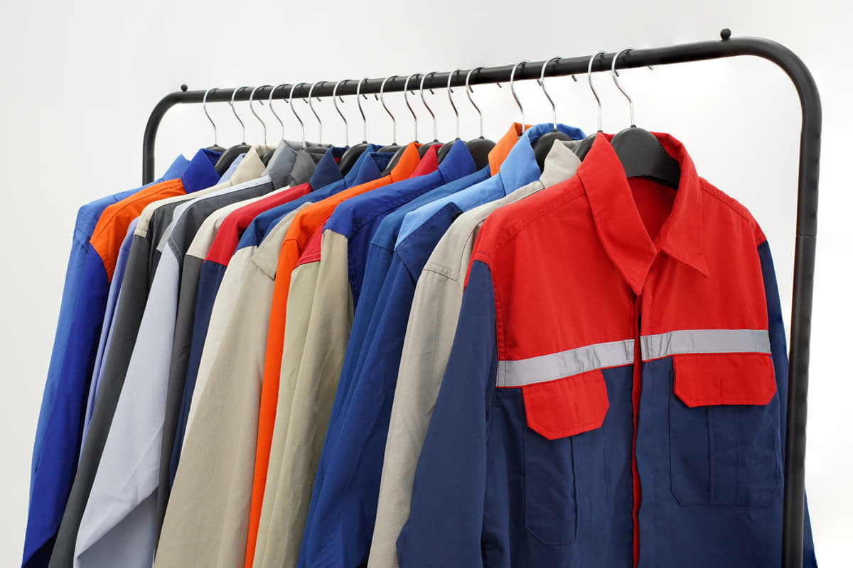 Các loại quần áo bảo hộ lao động phổ biến và cách chọn đồ bảo hộ đúng ngành nghề