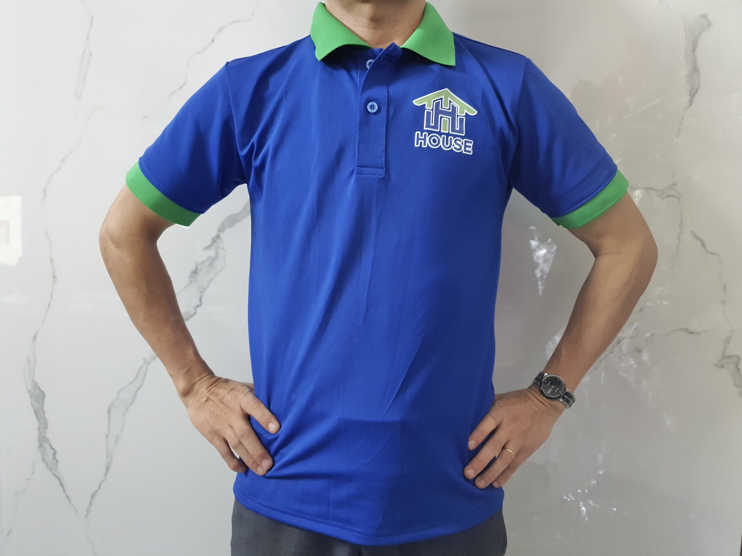 Áo vải polyester và áo vải thun cotton. Mặc áo nào tốt hơn ?